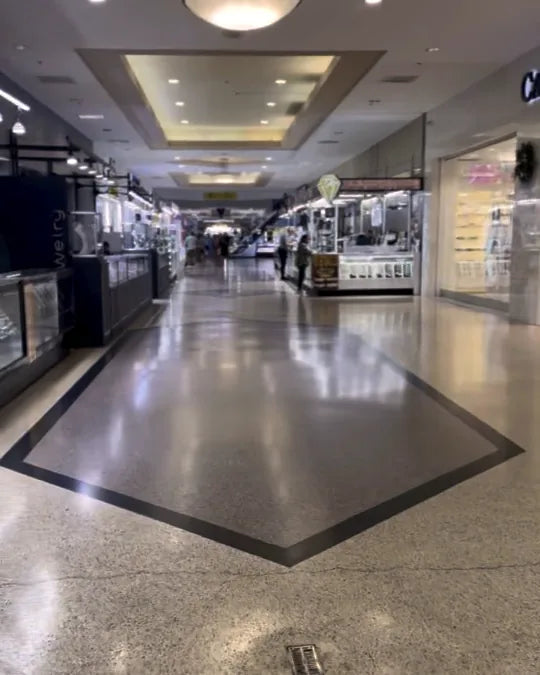 The main corridor inside PlazAmericas